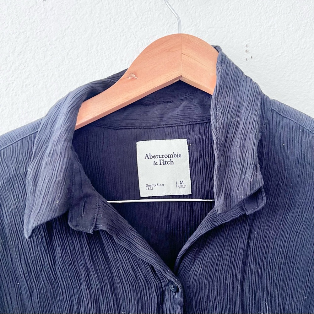 Abercrombie & Fitch Navy Pleated Plisse Style Button Down Top Sz M - Picture 2 of 4